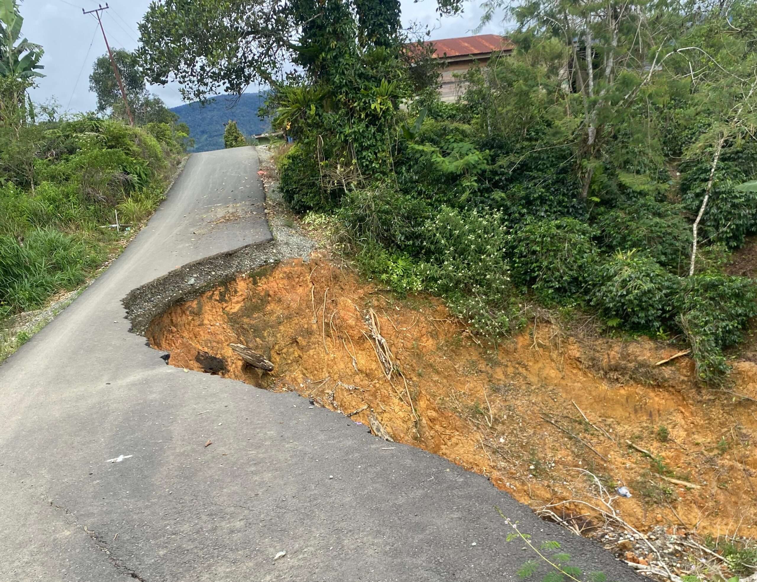 Jalan Berawang Dewal-Merah Said Nyaris Putus dan Tak Kunjung Diperbaiki